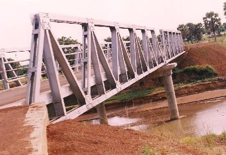Pont de 30 m sur la rivière Sako dans la plaine de Mô