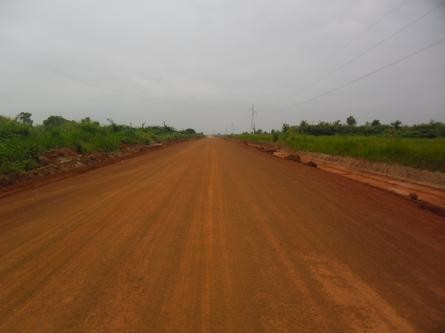 Piste rechargée reliant Tindjassi, Djarkpaga, Gbazabadè et Tassi dans la plaine de Mô