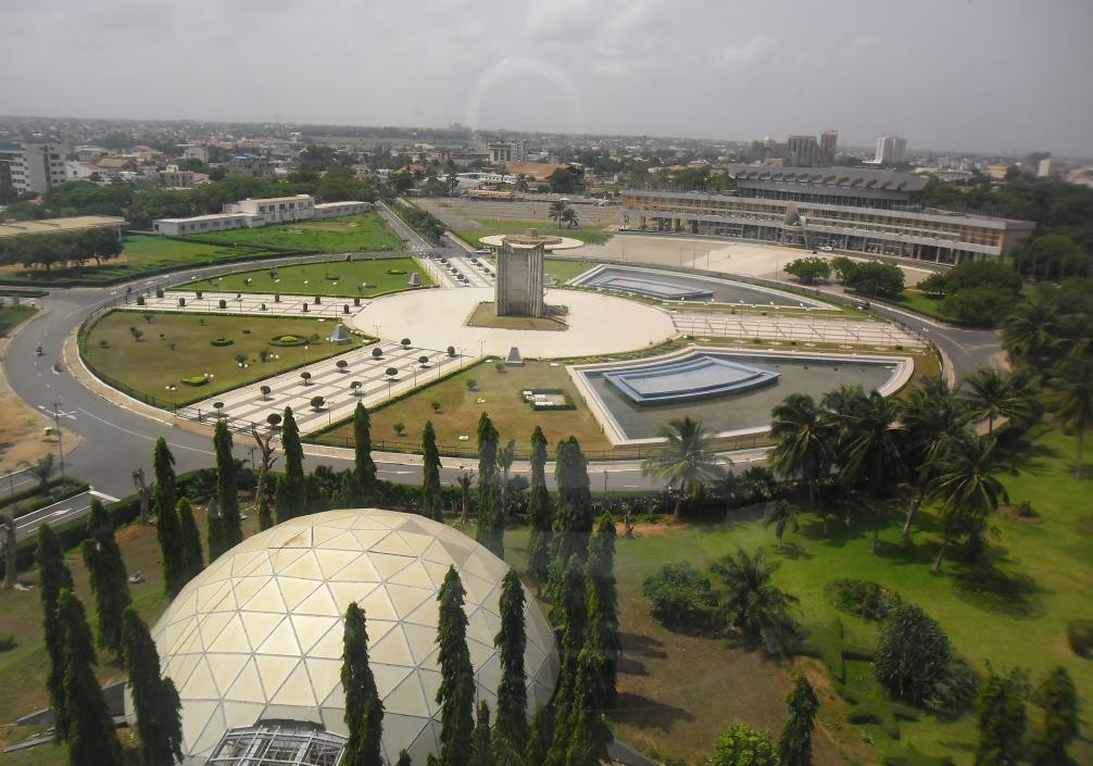 Voies d'accès, voies annexes et le rond-point du palais des congrès à Lomé (Place de l'Indépendance)