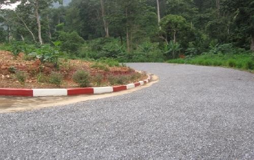 Route bitumée à Kpéle Elé avec bordures et dalots