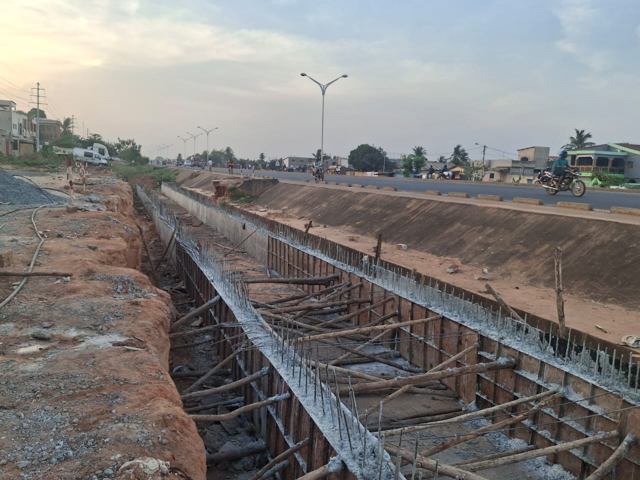 Travaux de construction de collecteur sur le projet routier du Petit contournement de Lomé