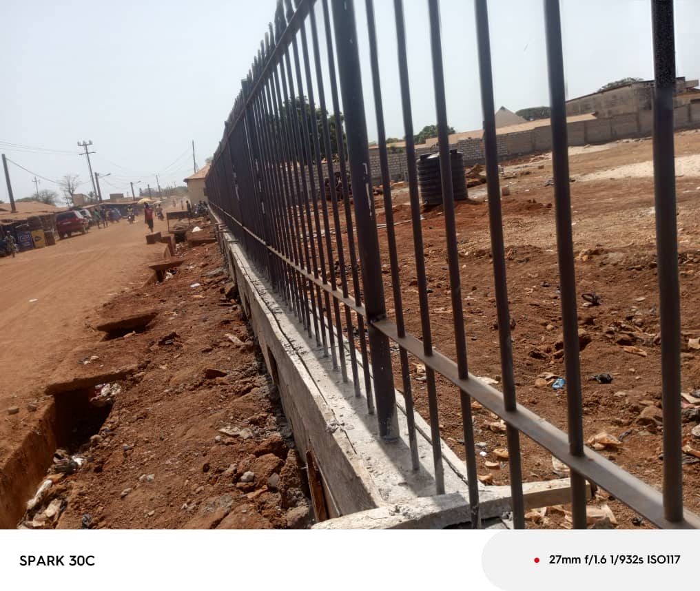 Construction de la clôture du marché de Kétao
